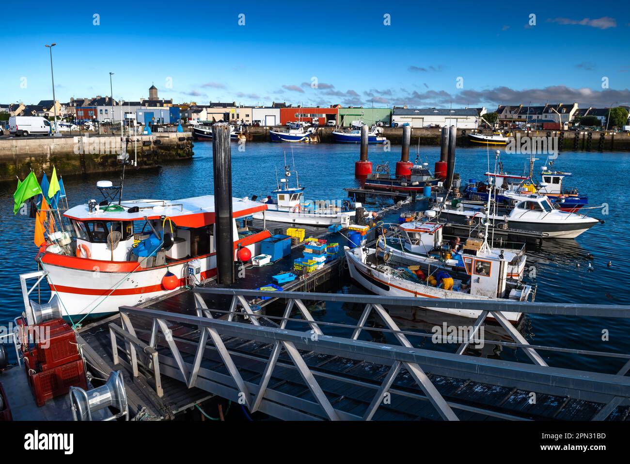 Hafen Und Fischerboote Von Finistere City Guilvinec An Der Atlantikküste In Der Bretagne, Frankreich Stockfoto