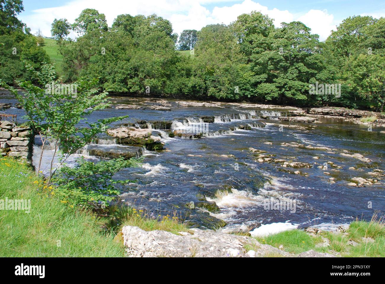 Aysgarth Falls in North Yorkshire, Yorkshire Dales National Park. Alle drei Wasserfälle wurden im Film Robin Hood: Prince of Thieves gezeigt. Stockfoto