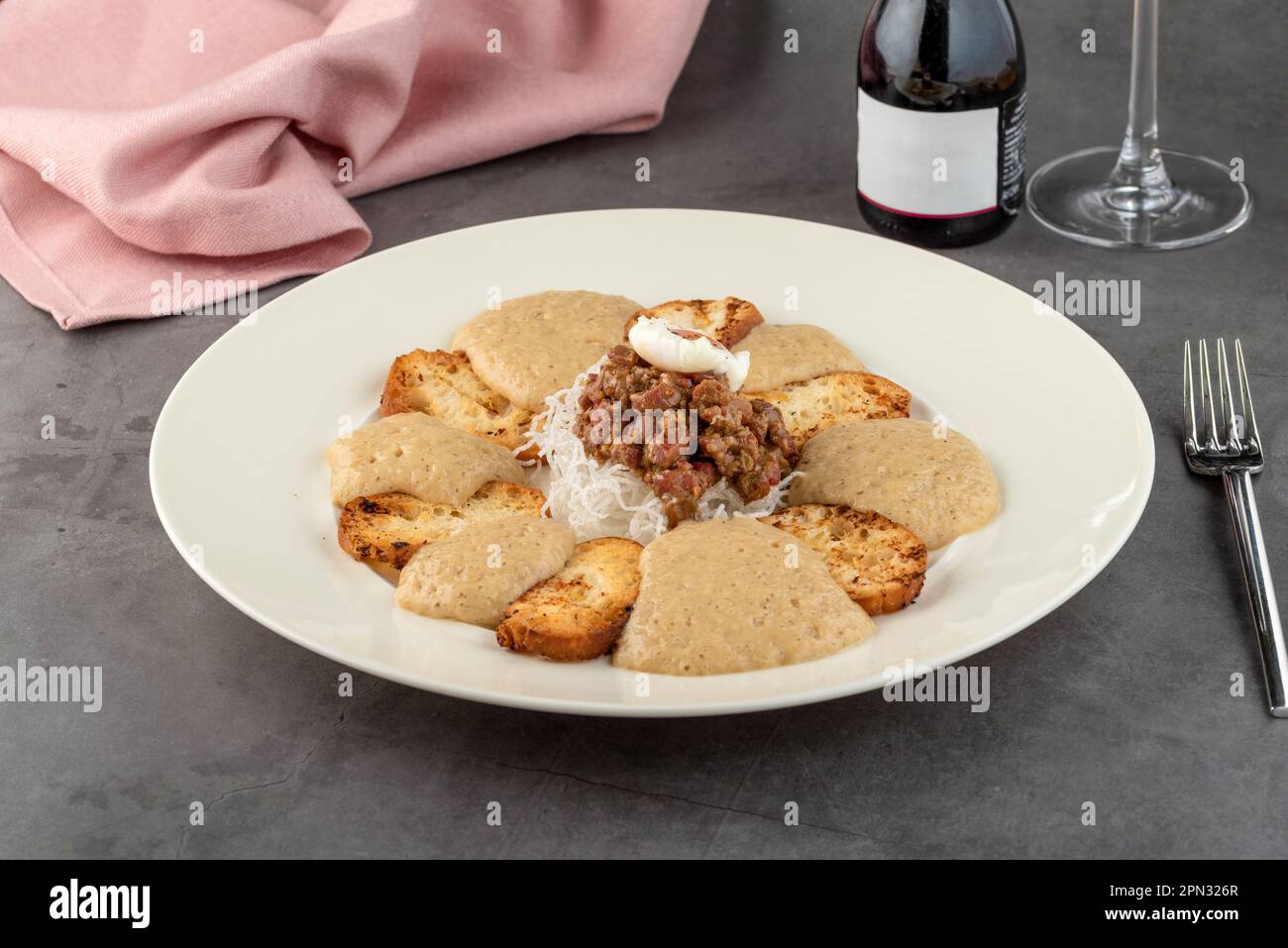 Kalbfleisch-Tartar auf einem Steintisch im Feinschmeckerrestaurant Stockfoto