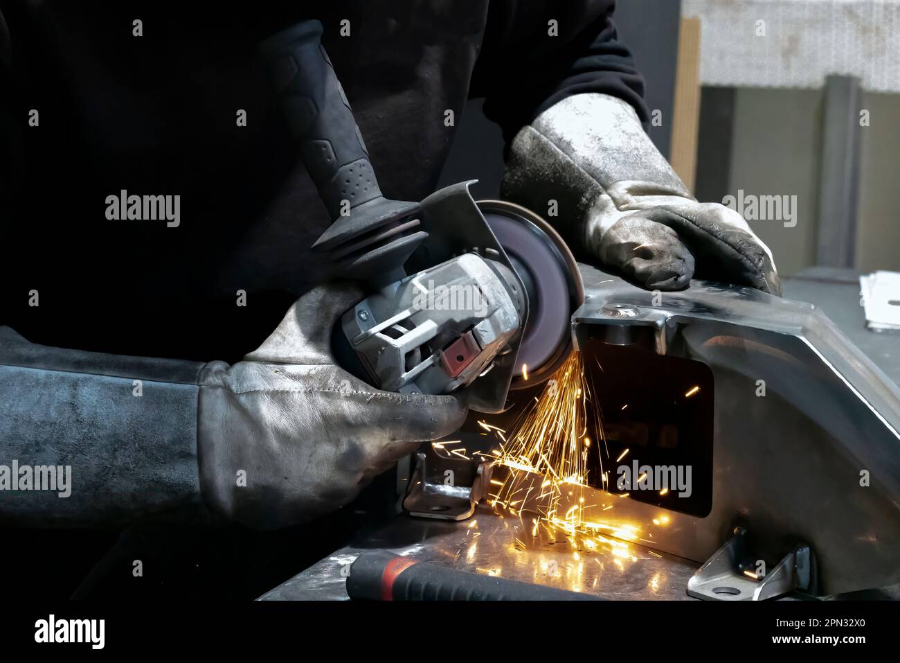 Blick auf die Hände eines Arbeiters, der ein Stück Metall schleift, Frankreich Stockfoto