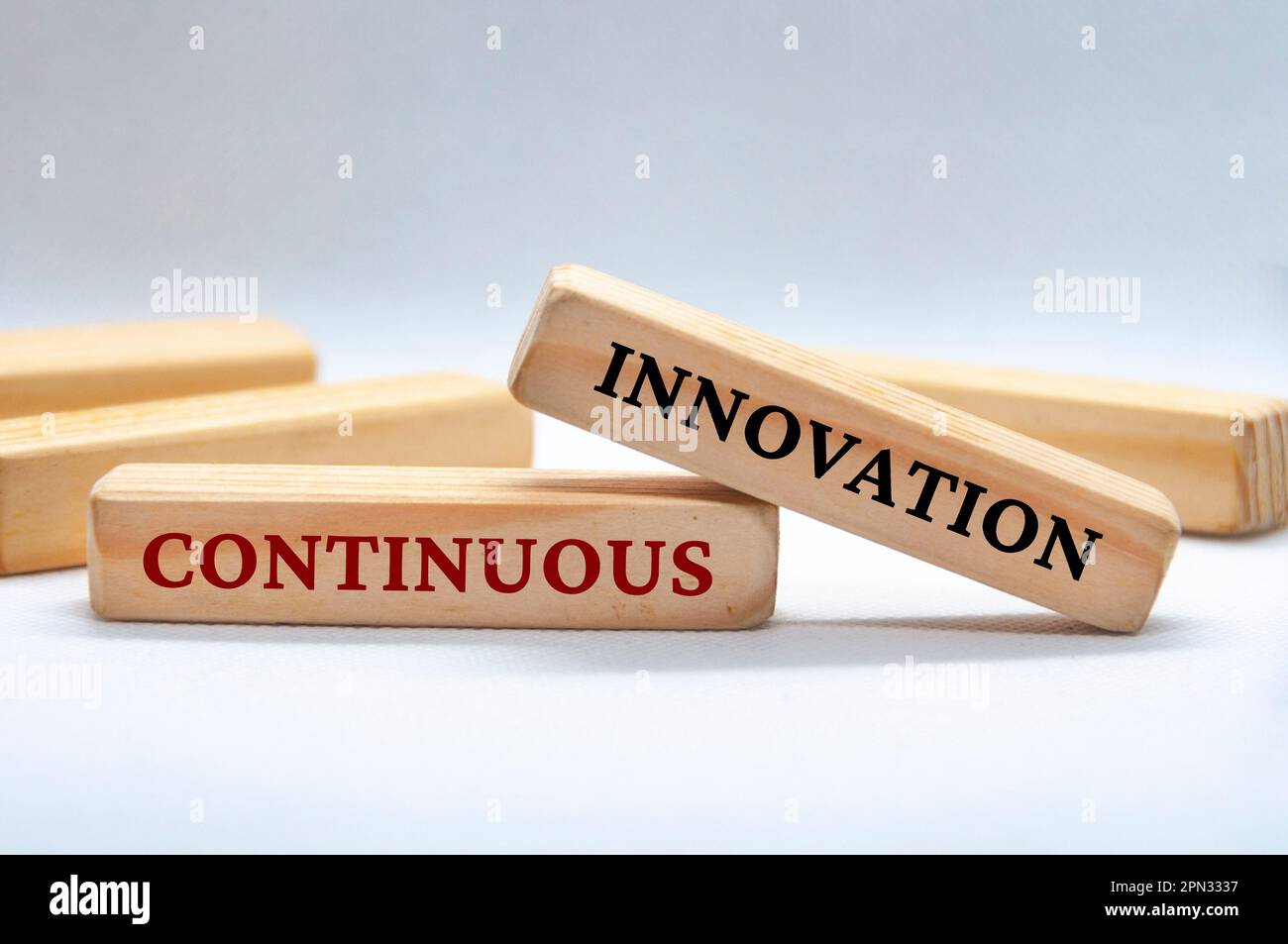 Continuous Innovation Text auf Holzblöcken. Geschäftskultur und Konzept für operative Exzellenz. Stockfoto