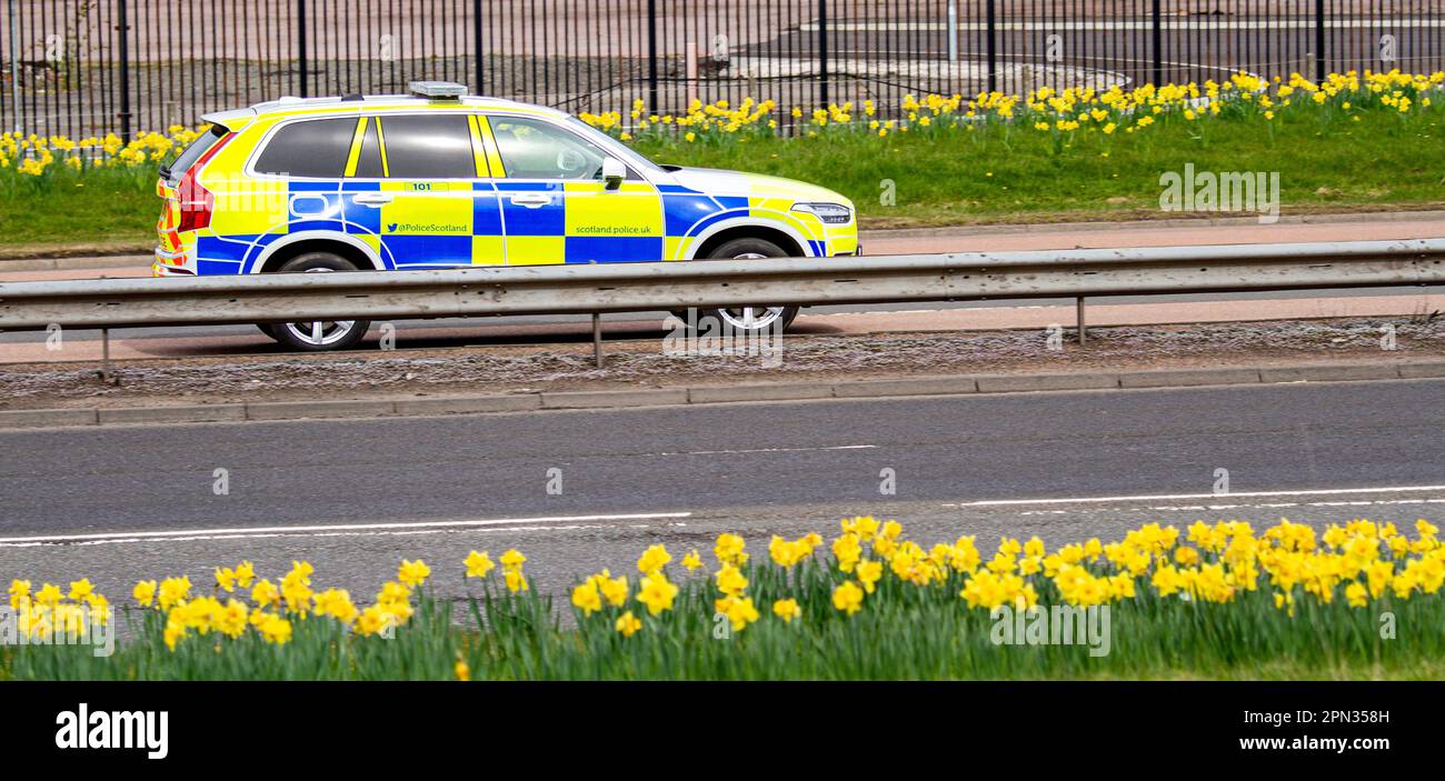 Ein Polizeiauto von Schottland, das auf dem Kingsway West Dual Freeway in Dundee, Schottland, fährt Stockfoto