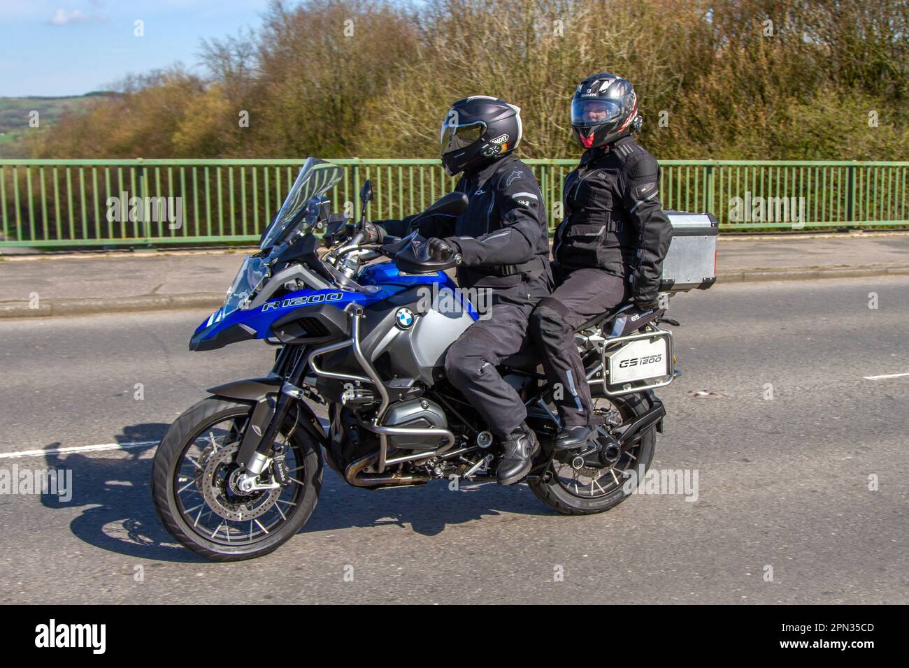 2015 BMW R 1200 GS Adventure Flat Twin Boxer Blue Motorcycle Benzinmotor 1170 ccm; Überquerung der Autobahnbrücke M61 in Greater Manchester, Großbritannien Stockfoto