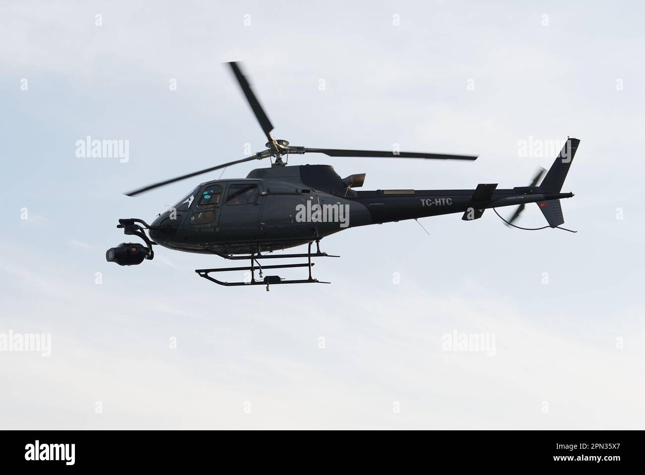 ISTANBUL, TURKIYE - 06. NOVEMBER 2022: Eurocopter AS350 Ecureuil fliegt über Istanbul City Stockfoto