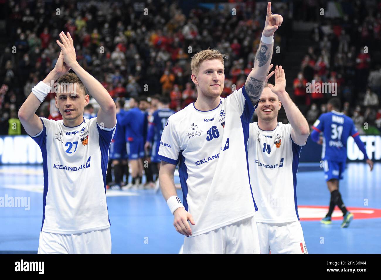 Elvar Asgeirsson, Vignir Stefansson und Magnus Magnusson (isländische Nationalmannschaft) feiern den Sieg gegen Frankreich. EHF Euro 2022. Hauptrunde Stockfoto