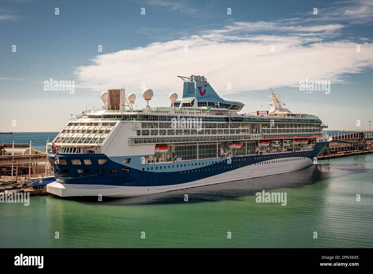 Marella Discovery 2 (Legend of the Seas) Kreuzfahrtschiff von Royal Caribbean International, angelegt im Hafen von Barcelona. Stockfoto