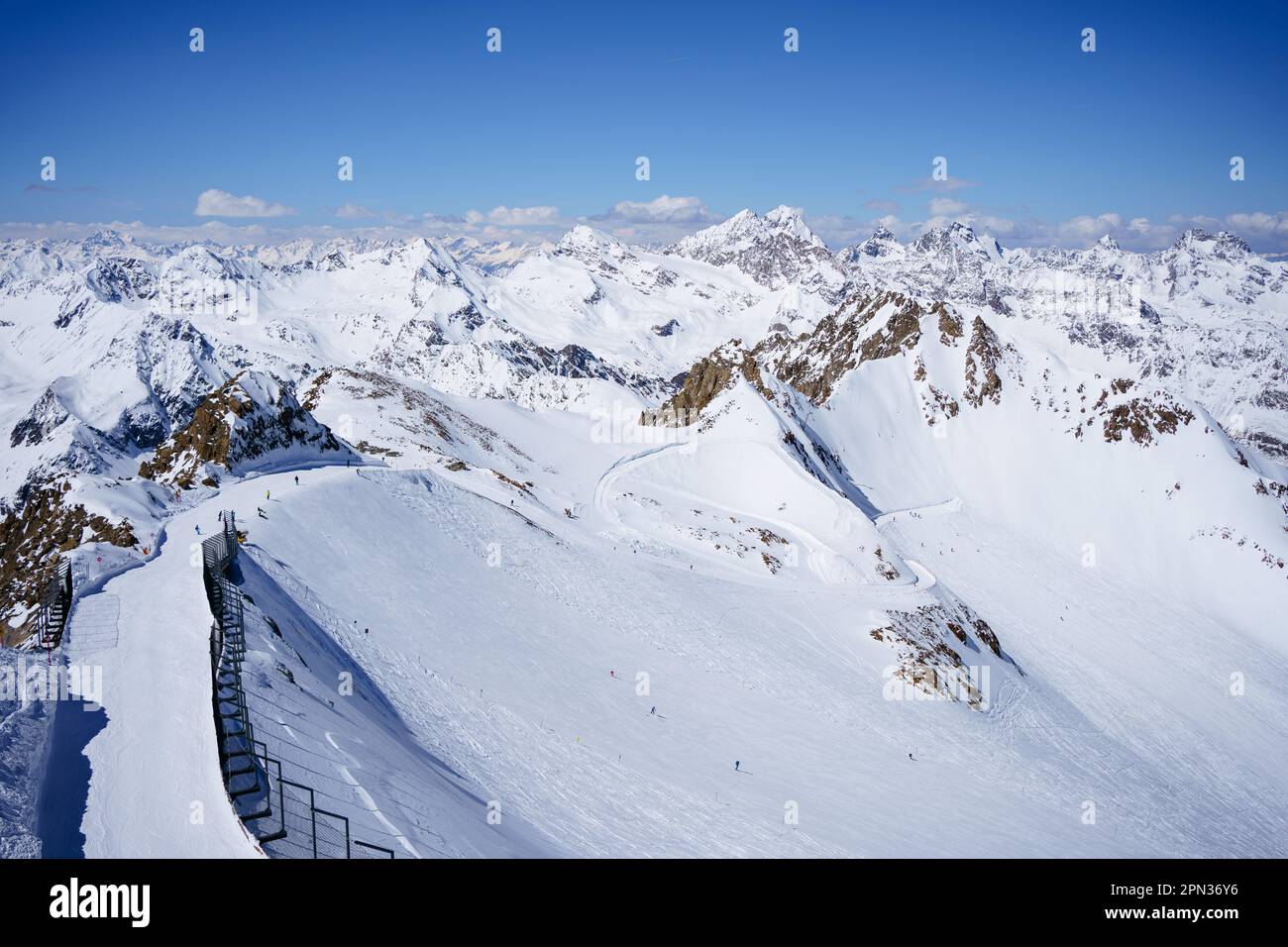 Blick auf die Skipiste und die Berge aus einer Höhe von 3440 m in Pitztal, Österreich Stockfoto
