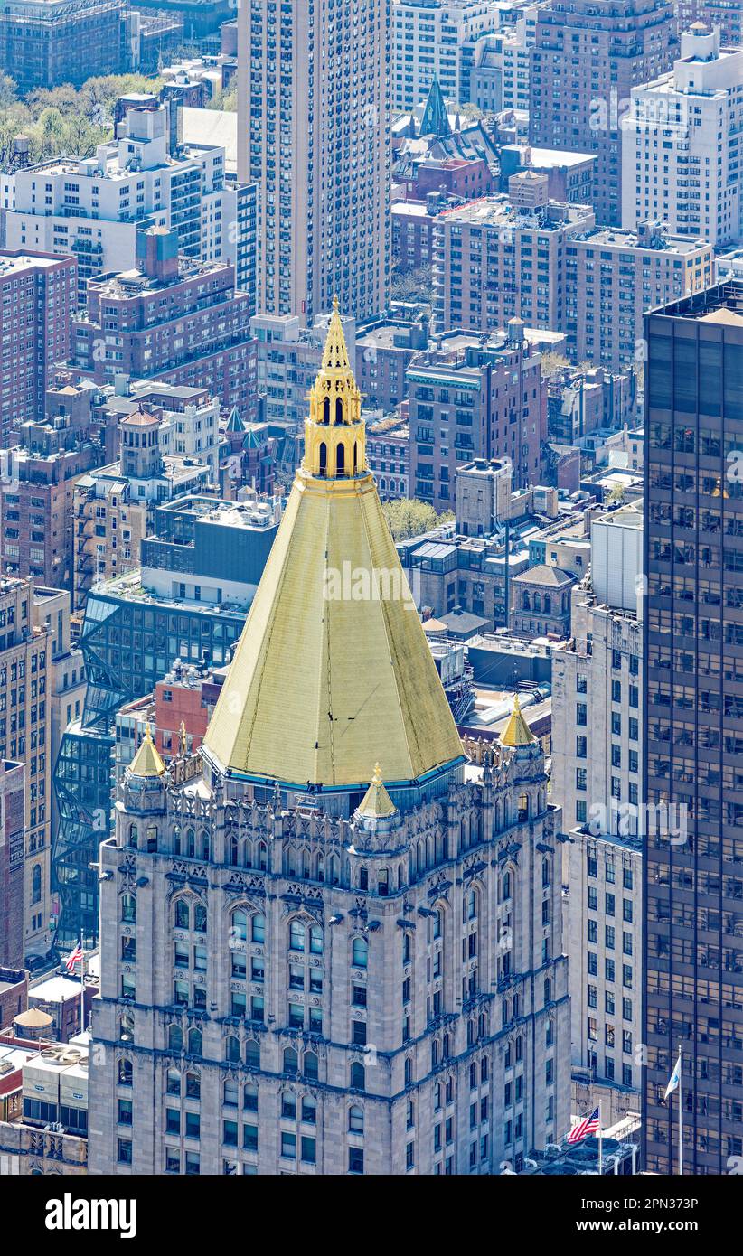 Die vergoldete Krone des gotischen New York Life Building ist ein Wahrzeichen von NYC und ein nationales Wahrzeichen, entworfen vom berühmten Architekten Cass Gilbert. Stockfoto