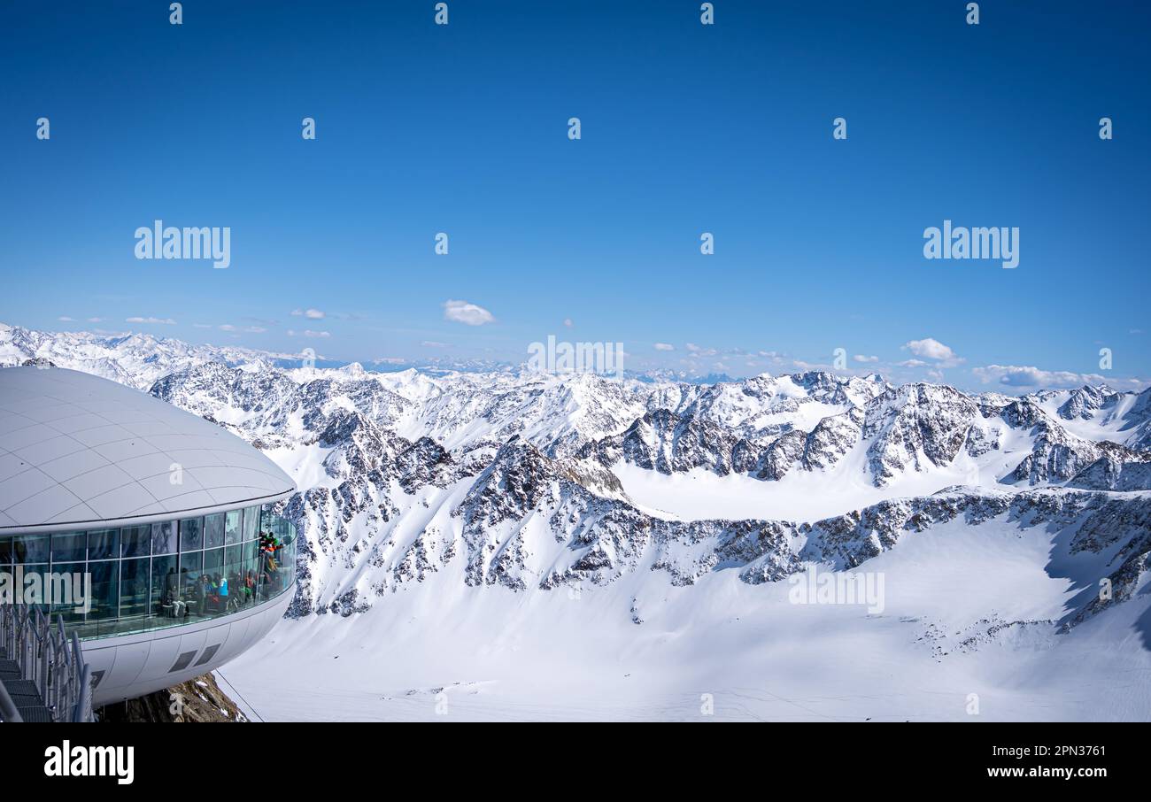 Blick auf die Skipiste und die Berge aus einer Höhe von 3440 m in Pitztal, Österreich Stockfoto
