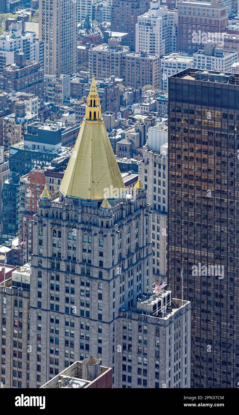 Die vergoldete Krone des gotischen New York Life Building ist ein Wahrzeichen von NYC und ein nationales Wahrzeichen, entworfen vom berühmten Architekten Cass Gilbert. Stockfoto