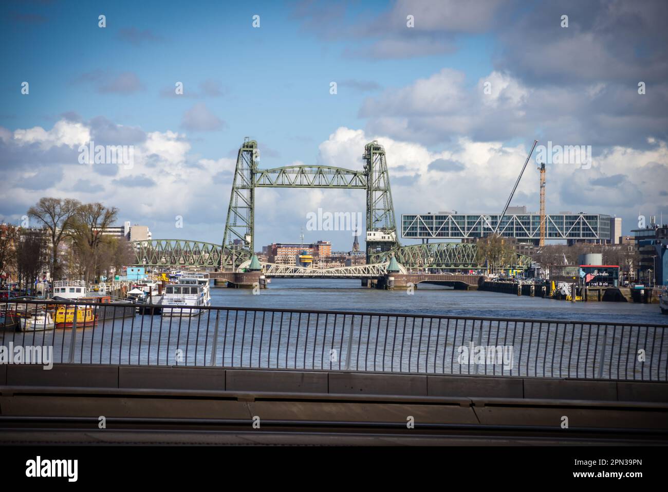 27. März 2023, Rotterdam, Niederlande, Steel Railway lift King's Dock Bridge Koningshavenbrug, De Hef Stockfoto