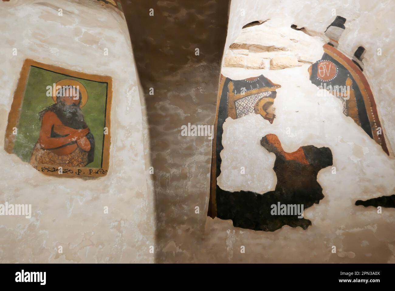 FRESKEN AN DER WAND IM HYPOGEUM VON SAN LEUCIO IN DER KATHEDRALE Stockfoto