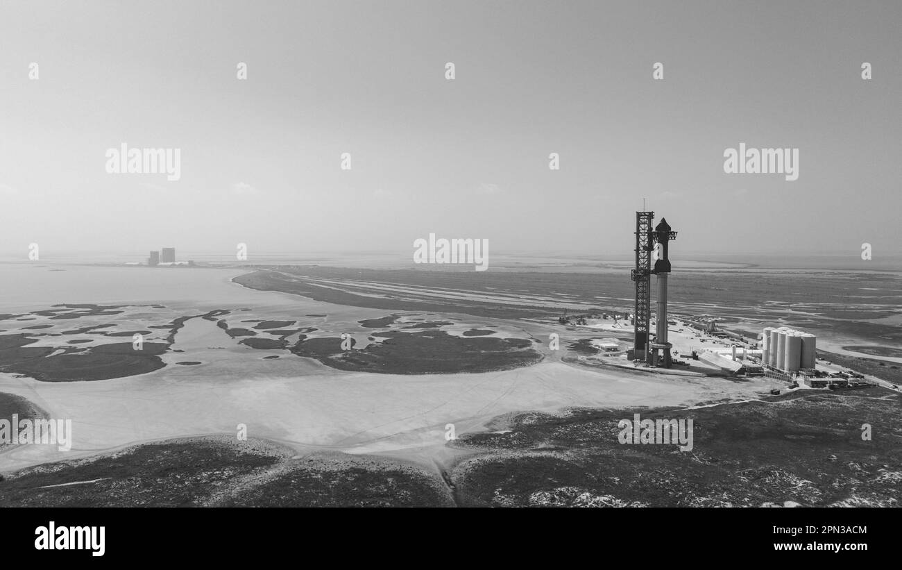 Boca Chica, Usa. 15. April 2023. Das Raumschiff von SpaceX ist am Samstag, dem 15. April 2023, voll gestapelt und zielt ab Montag, dem 17. April, für den ersten Flugtest eines vollständig integrierten Raumschiffs und einer Super-Heavy-Rakete von der Sternenbasis in Boca Chica, Texas. Foto von SpaceX/UPI Credit: UPI/Alamy Live News Stockfoto