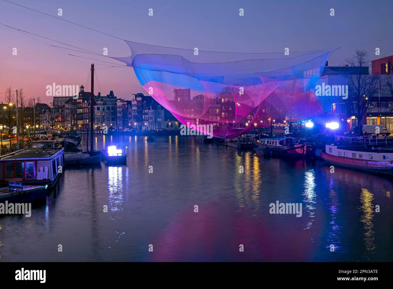 Blick auf Amsterdam während des Light Festivals in den Niederlanden bei Nacht Stockfoto