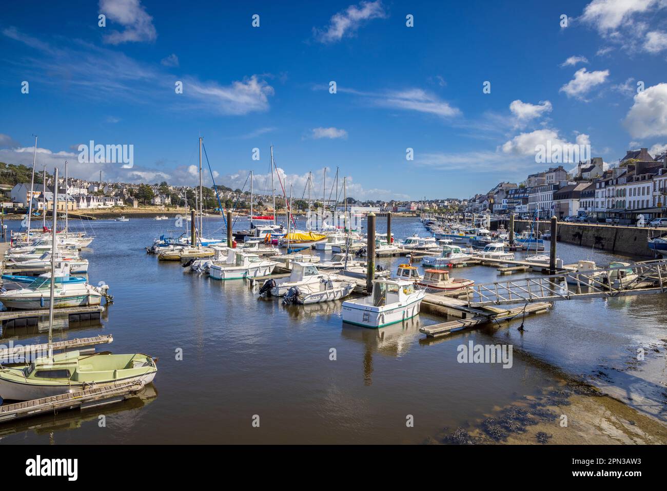 Der Hafen in Audierne am Fluss Goyen, Bretagne, Frankreich Stockfoto