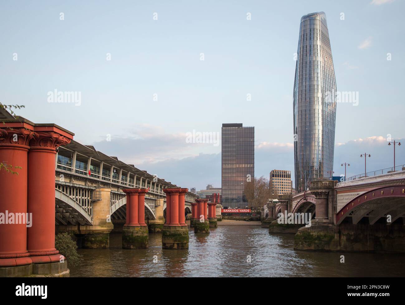 Blackfriars Station London, die Themse Blackfriars One und die rote Brücke unterstützen Stockfoto