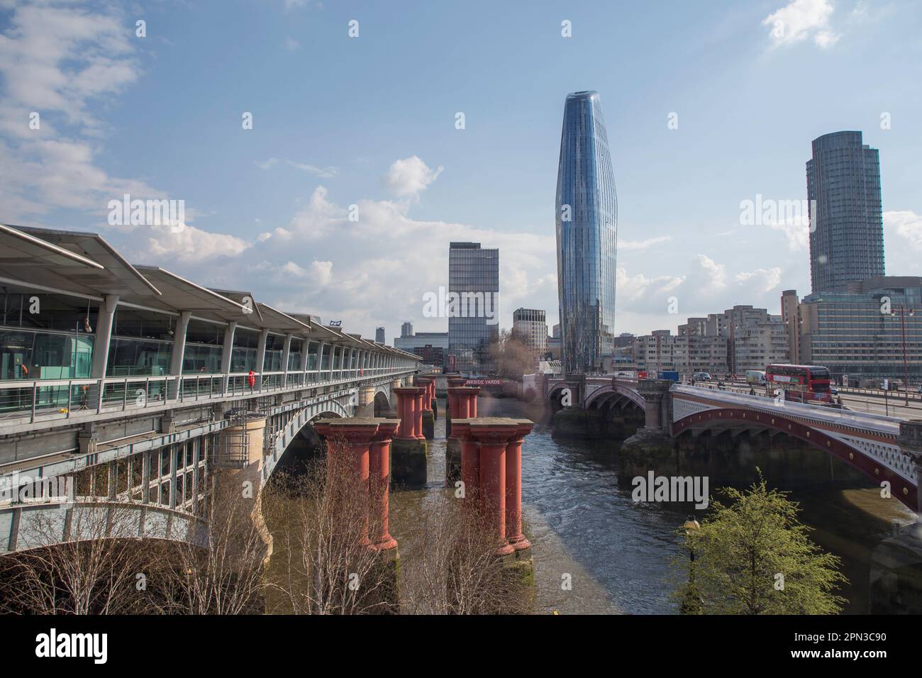 Blackfriars Station London, die Themse Blackfriars One und die rote Brücke unterstützen Stockfoto