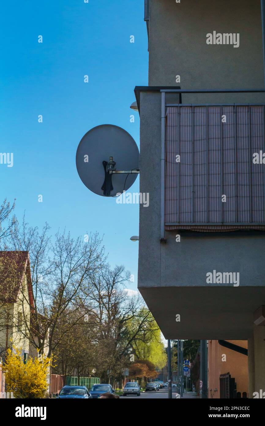 Ein Wohnblock mit einer Satellitenschüssel Stockfoto