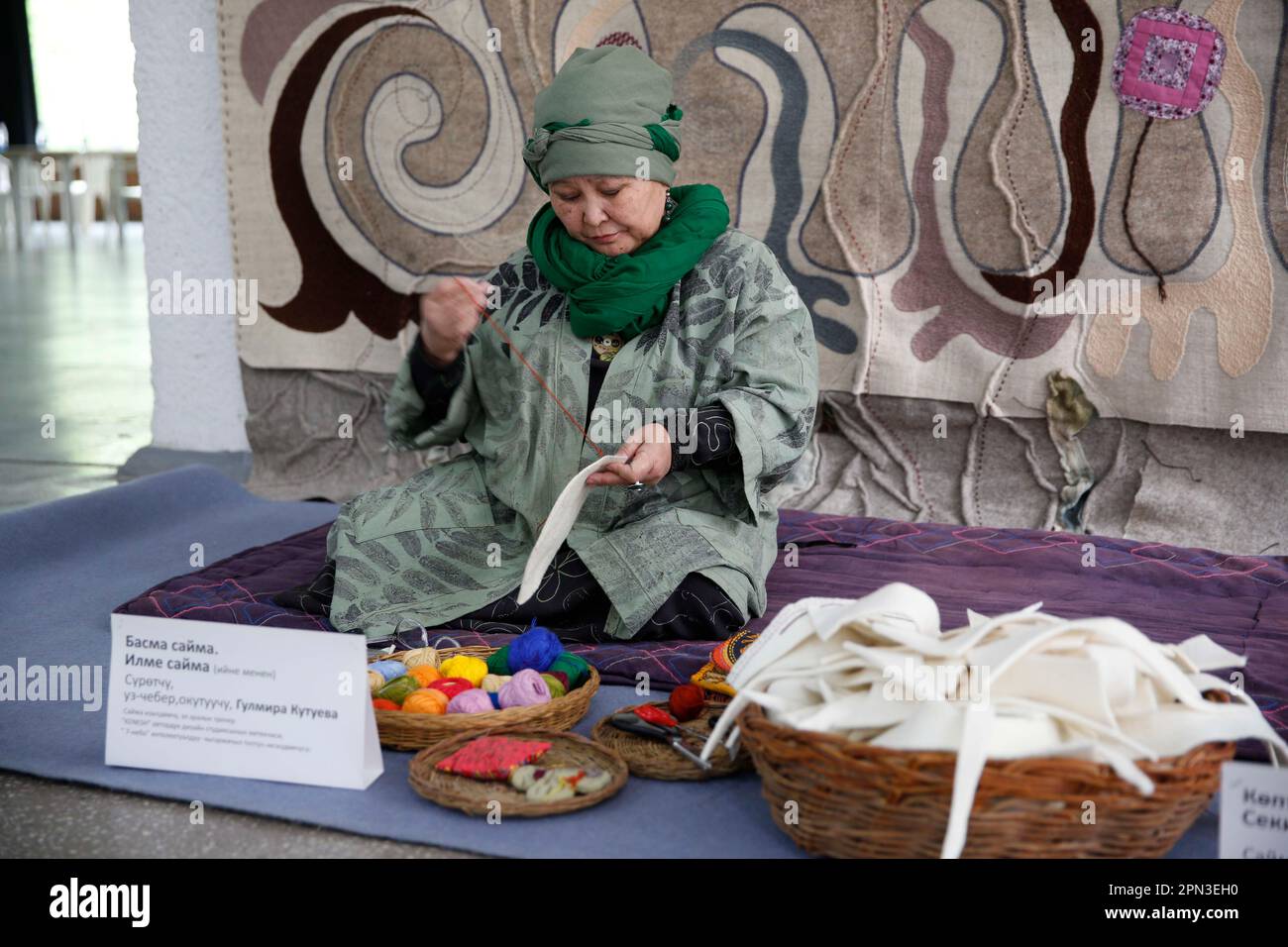 Bischkek, Kirgisistan. 15. April 2023. Eine Stickerei bei einem Stickereifestival in Bischkek, Kirgisistan, 15. April 2023. Am Samstag fand hier ein Stickereifest mit traditionellen kirgisischen Stickereien statt. Kredit: Roman/Xinhua/Alamy Live News Stockfoto