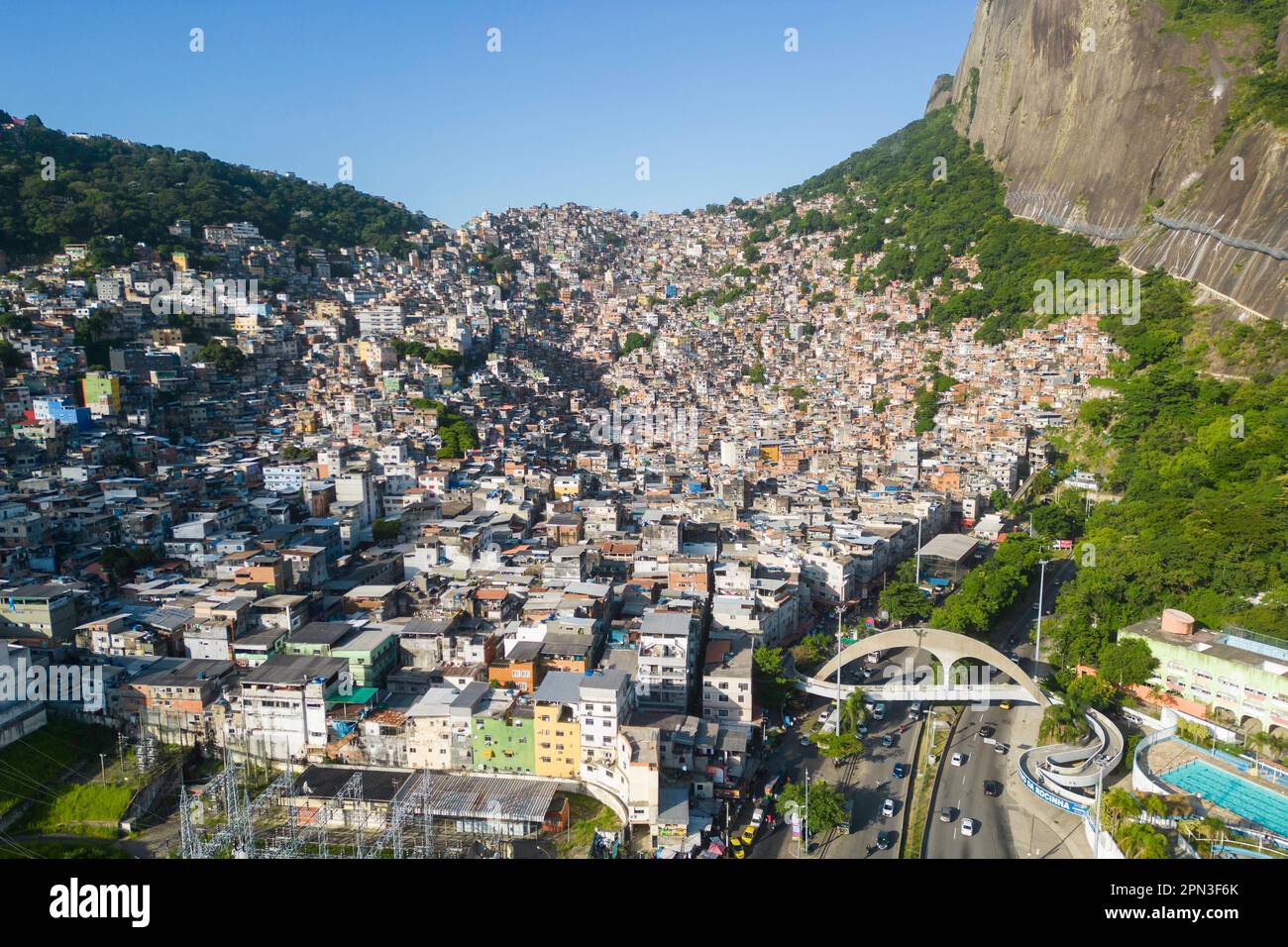 Favela da Rocinha, das größte Slum (Shanty Town) in Brasilien, befindet sich in Rio de Janeiro City Stockfoto