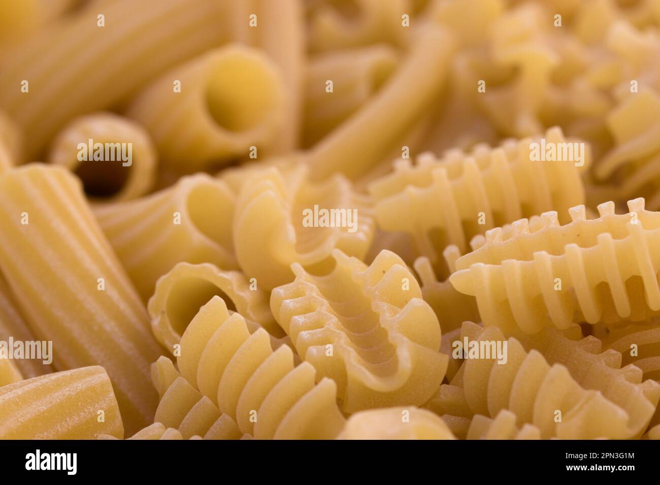 Mischung aus kurzer italienischer Pasta, bekannt als Heizkörper, und elikoidalen Makkaroni. Hintergrund für Lebensmittel Stockfoto