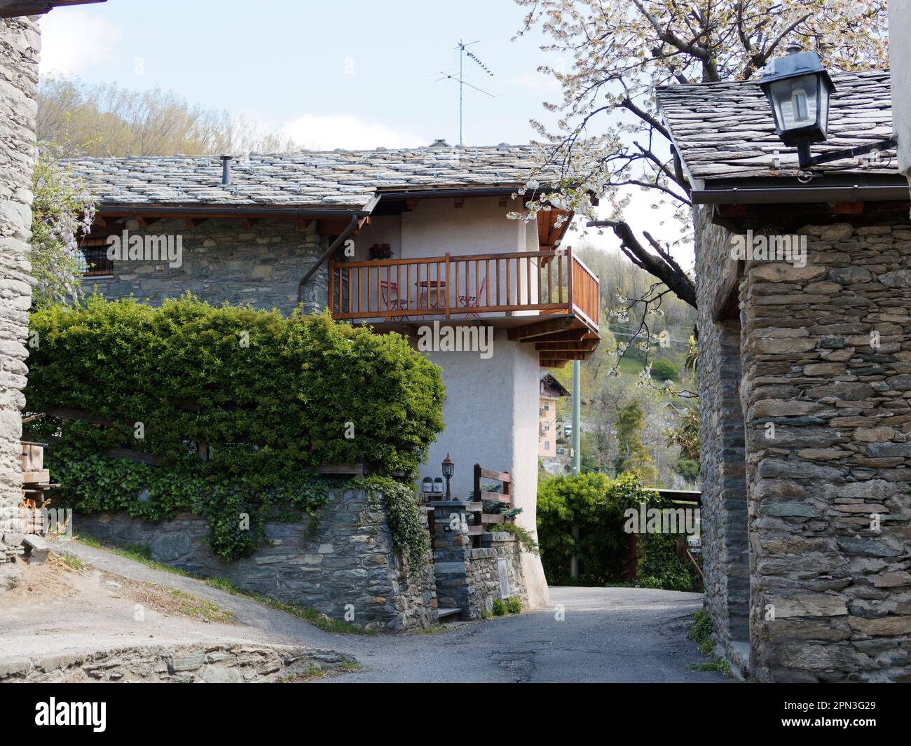 Traditionelle Steinhäuser mit Balkon in der Nähe von NUS im Aosta-Tal, Italien Stockfoto