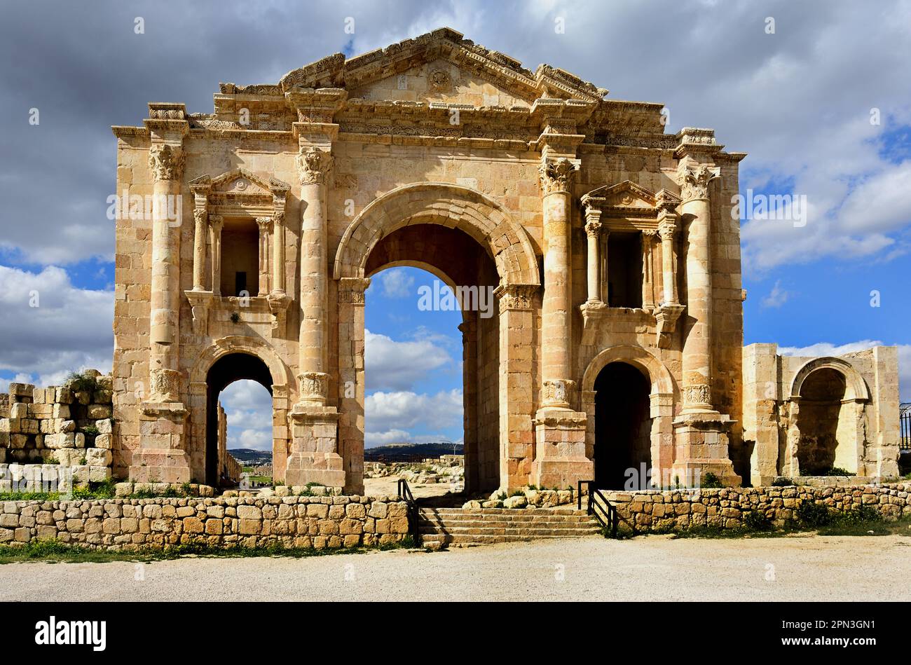 Arch of Hadrian 129/130 n. Chr., römische Ruinen, Jerash, Jordanien, antike Stadt, Verfügt über eine ununterbrochene Kette menschlicher Besetzung, die 6500 Jahre zurückreicht, Stockfoto