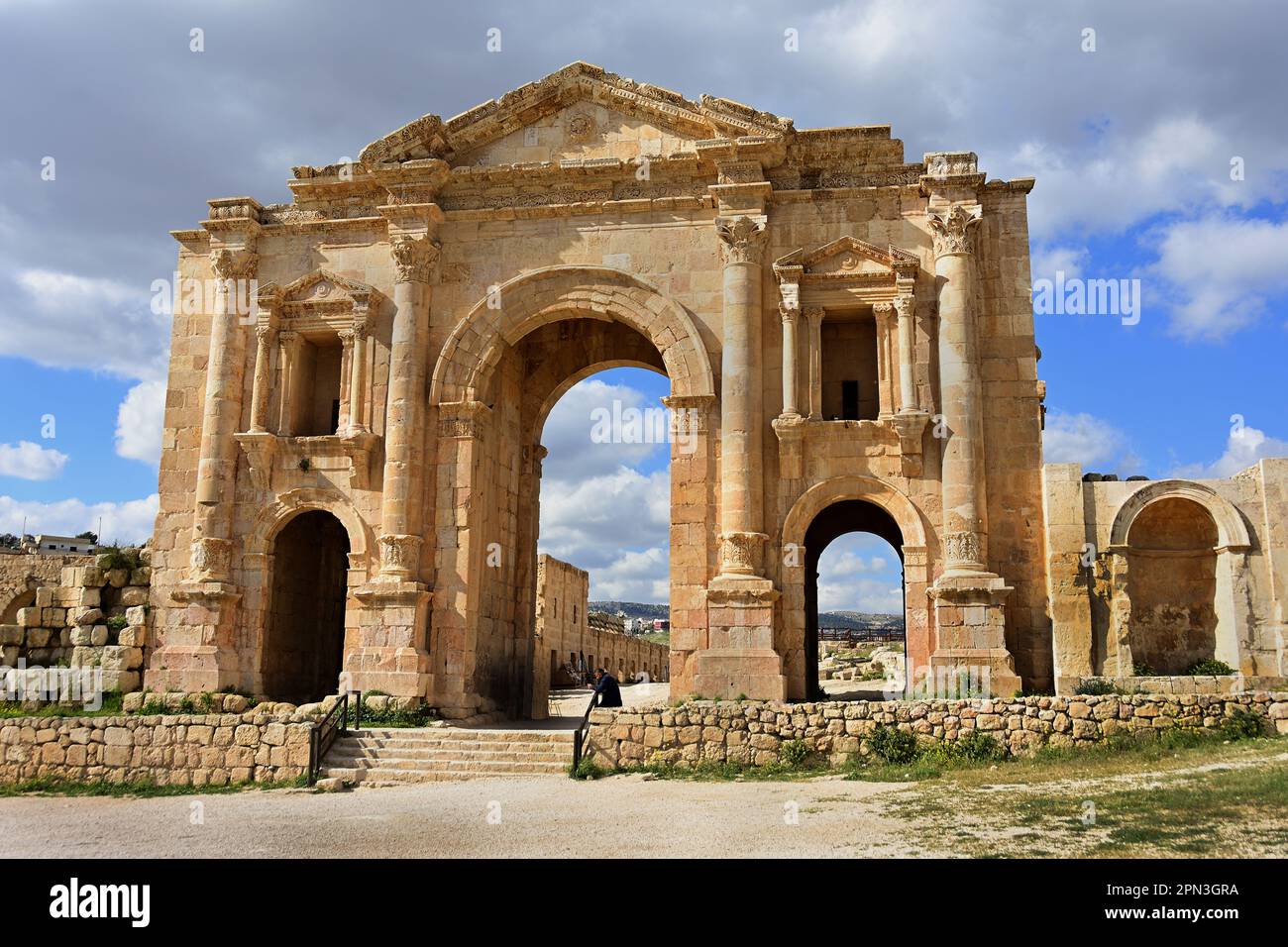 Arch of Hadrian 129/130 n. Chr., römische Ruinen, Jerash, Jordanien, antike Stadt, Verfügt über eine ununterbrochene Kette menschlicher Besetzung, die 6500 Jahre zurückreicht, Stockfoto