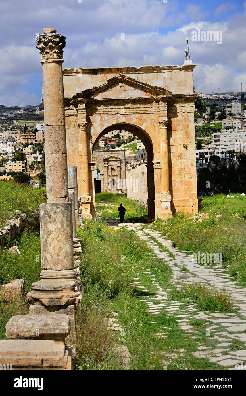 Cardo Maximus Columnade römische Ruinen, Jerash, Jordanien, antike Stadt, verfügt über eine ununterbrochene Kette menschlicher Besetzung, die 6.500 Jahre zurückreicht, Stockfoto