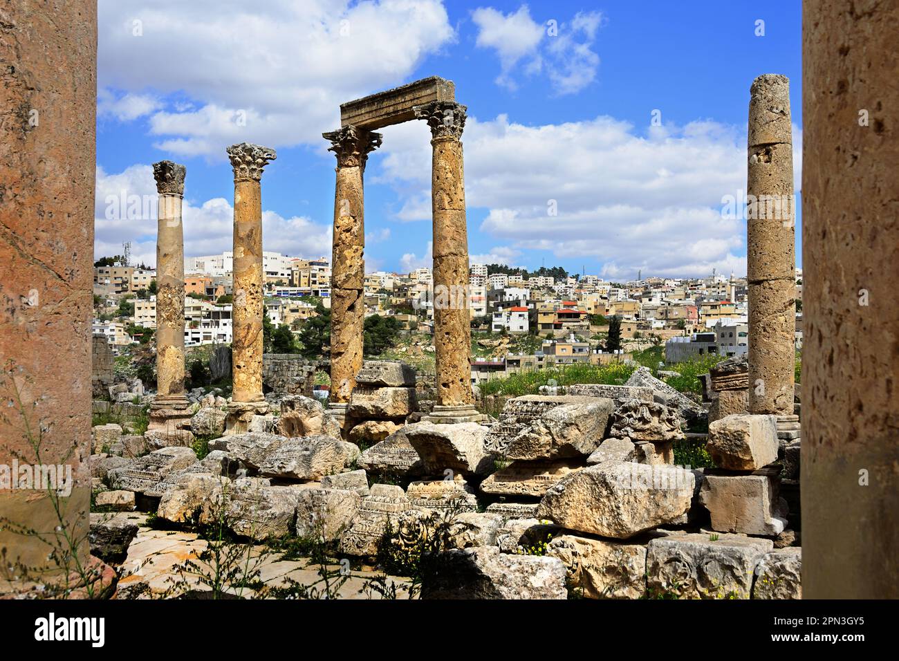 Cardo Maximus Columnade römische Ruinen, Jerash, Jordanien, antike Stadt, verfügt über eine ununterbrochene Kette menschlicher Besetzung, die 6.500 Jahre zurückreicht, Stockfoto