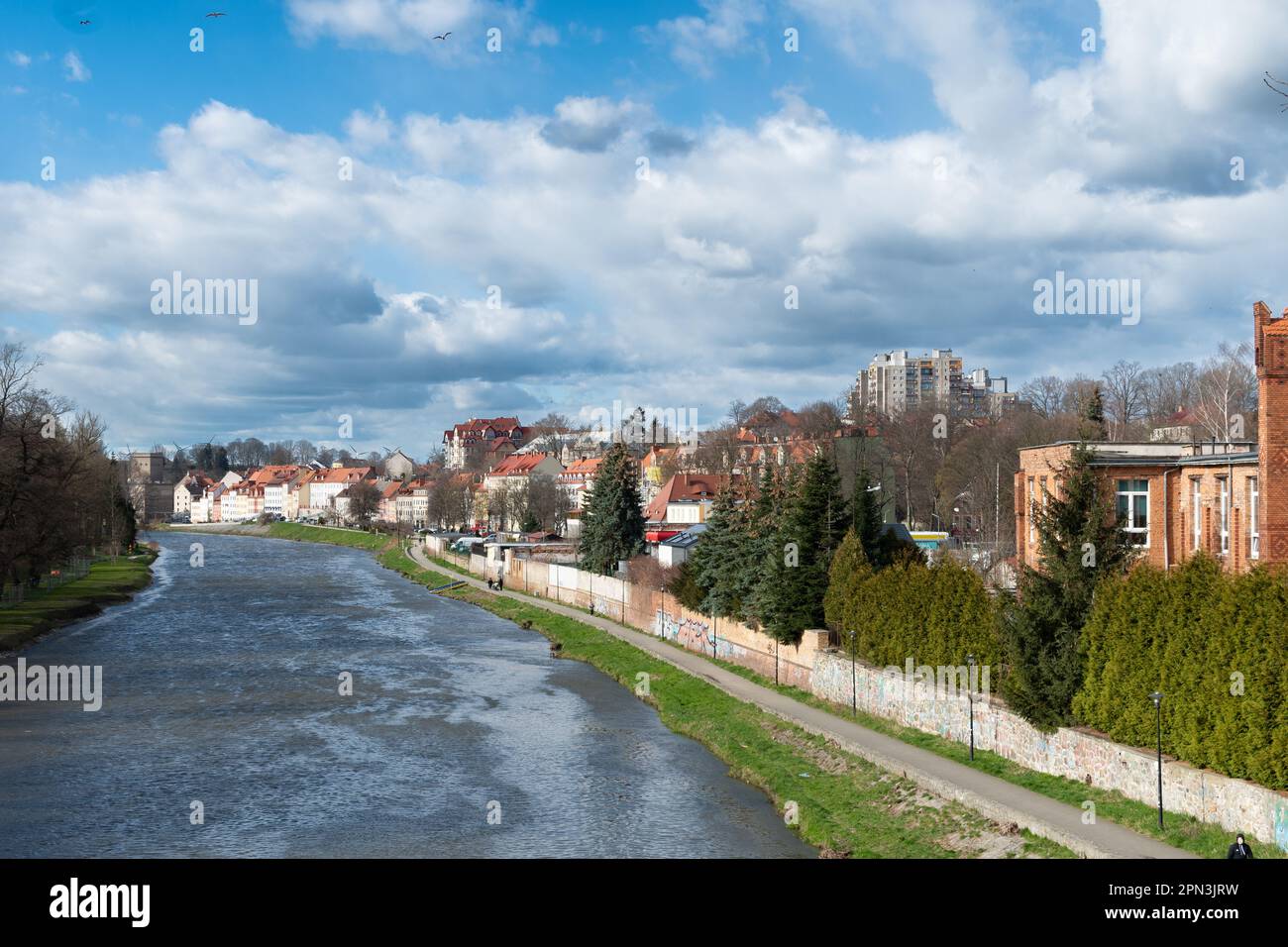 Panorama Zgorzelec am Ufer der Neisse an einem sonnigen Frühlingstag Stockfoto
