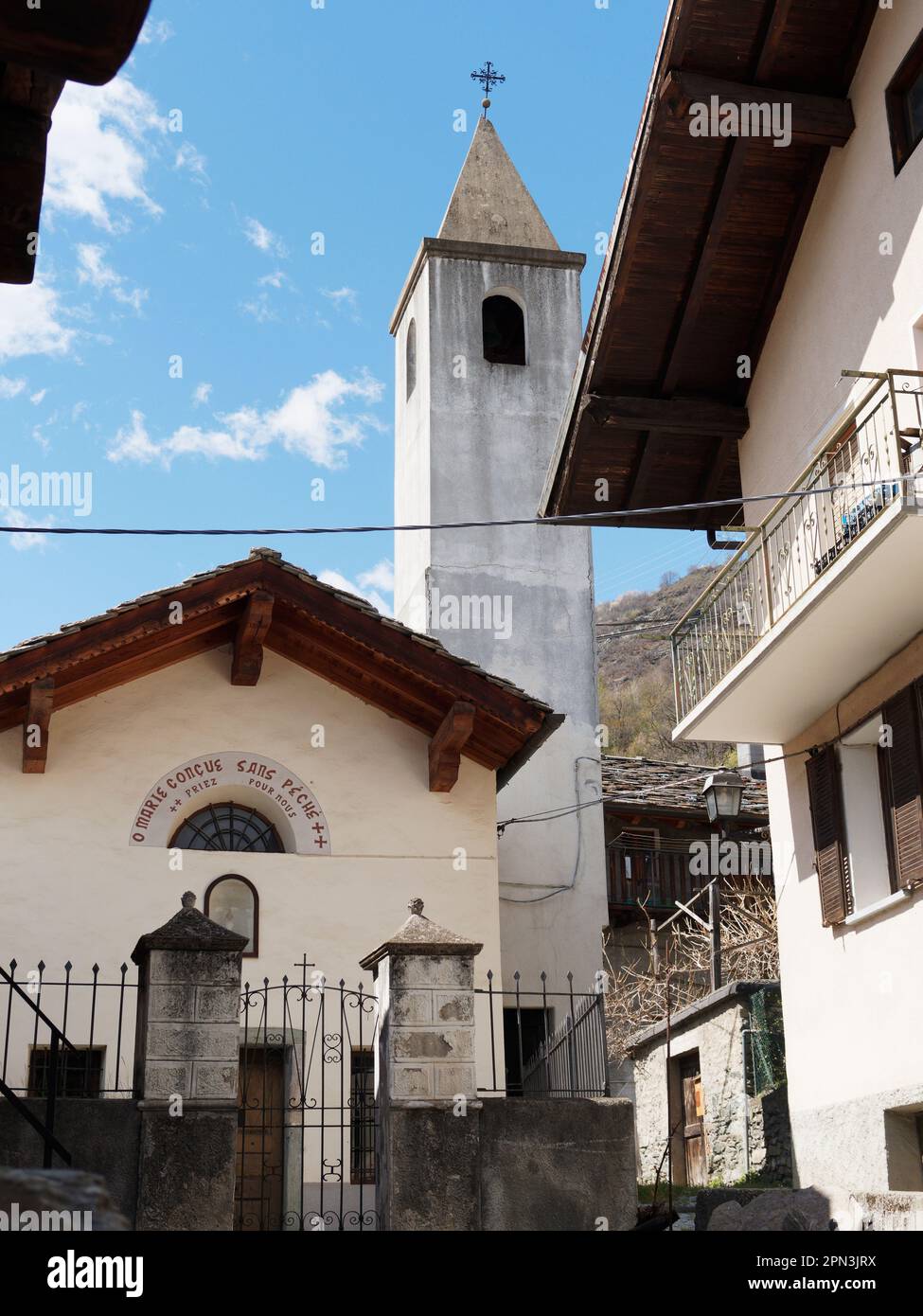 Kleine traditionelle Kirche im Dorf Les Grange in der Nähe von NUS im Aosta-Tal, Italien Stockfoto