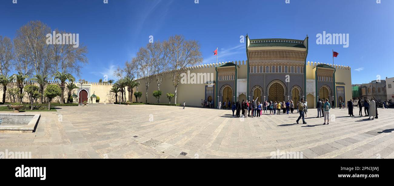 Fes, Marokko: Blick auf die Haupttore des Königspalastes (dar al-Makhzen), des Palastes des Königs von Marokko, erbaut 1276, am Place des Alaouites Stockfoto