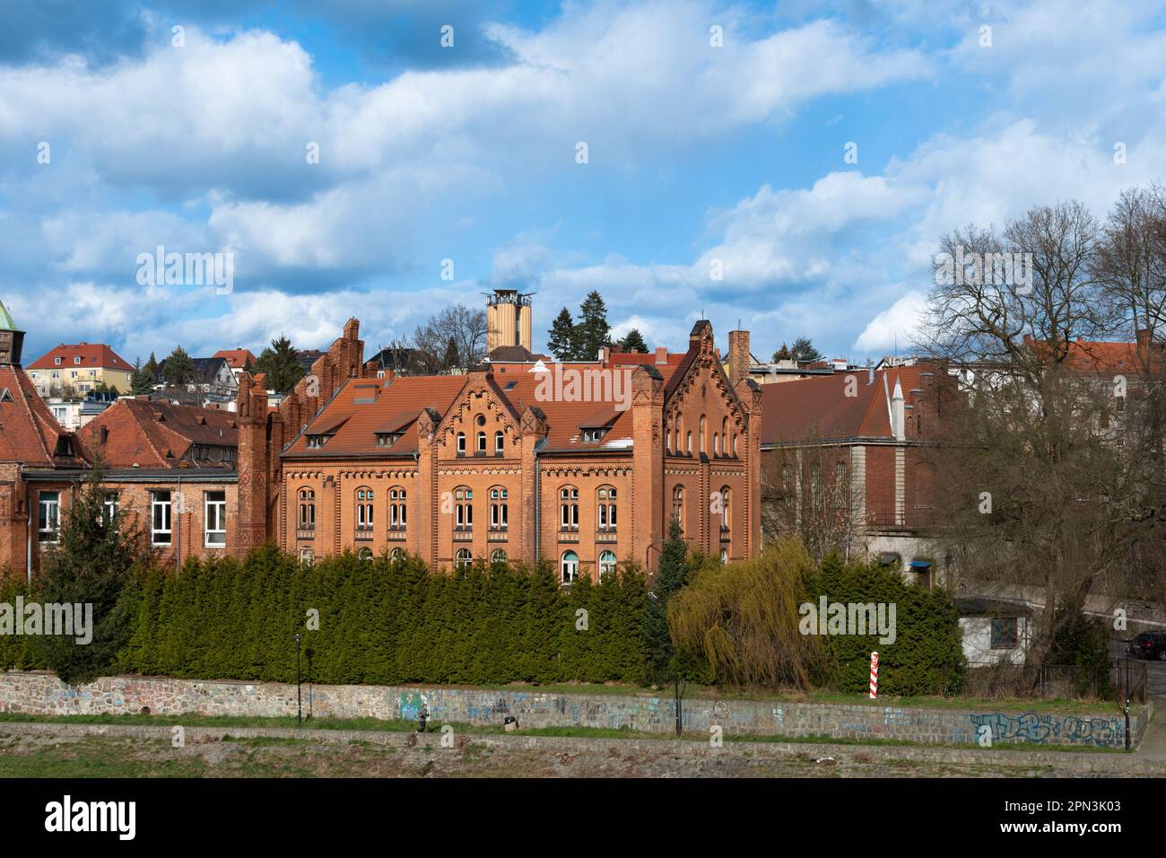 Panorama Zgorzelec am Ufer der Neisse an einem sonnigen Frühlingstag Stockfoto