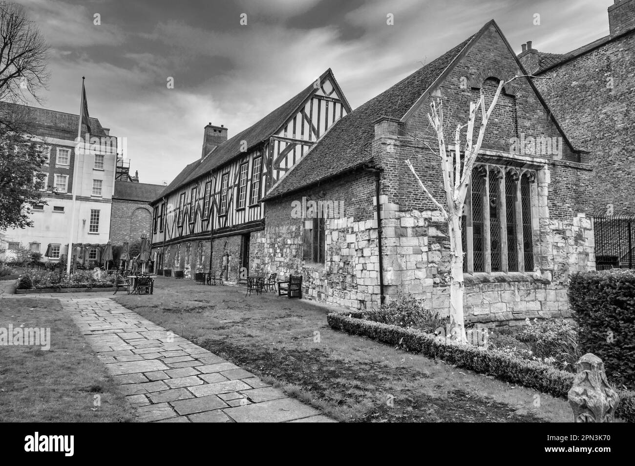 Dies ist eine 600 Jahre alte, von Holz umrahmte York City Händler Abenteurer Handelshalle und Handwerkszentrum Guild Hall Stockfoto