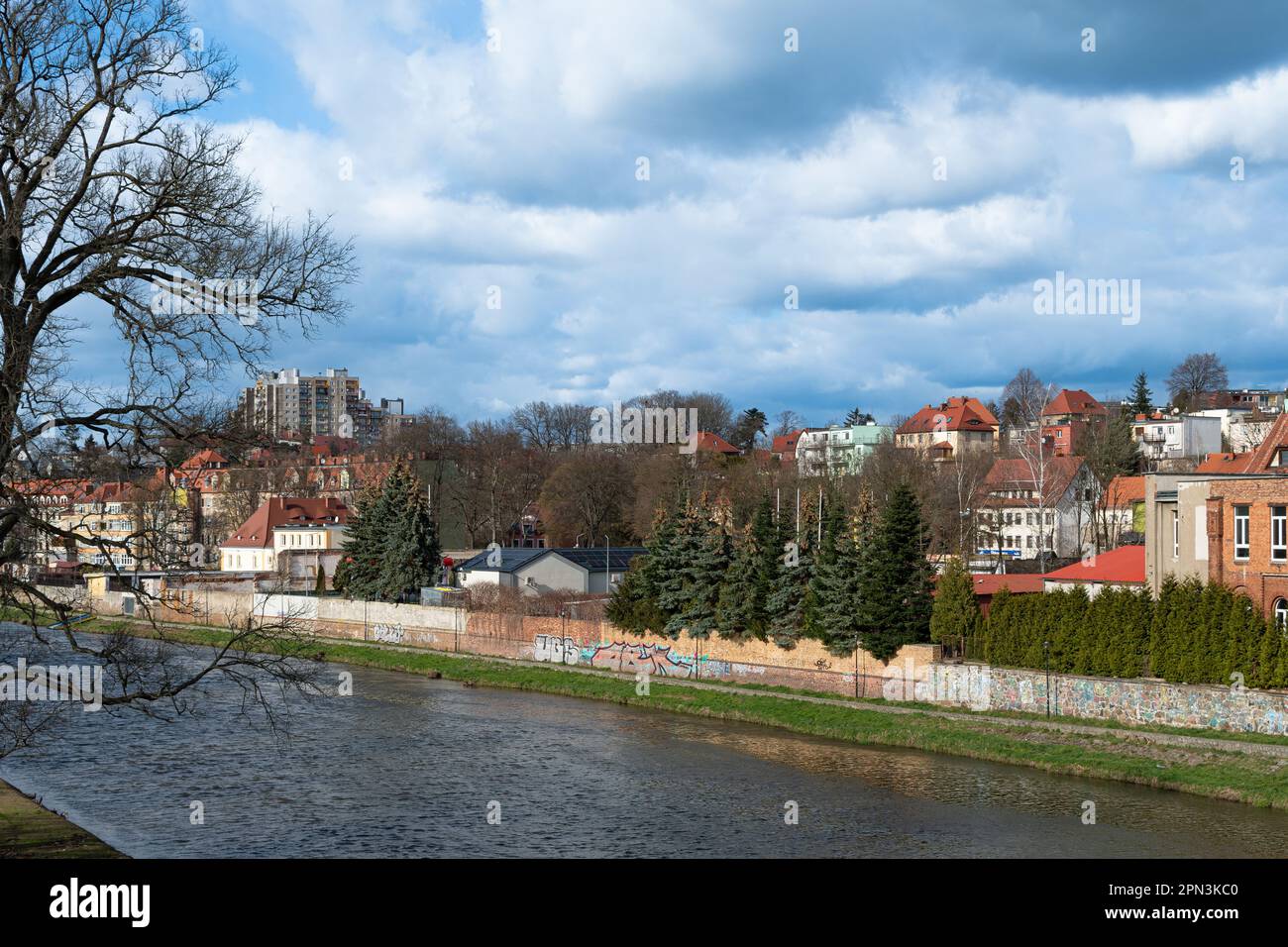 Panorama Zgorzelec am Ufer der Neisse an einem sonnigen Frühlingstag Stockfoto