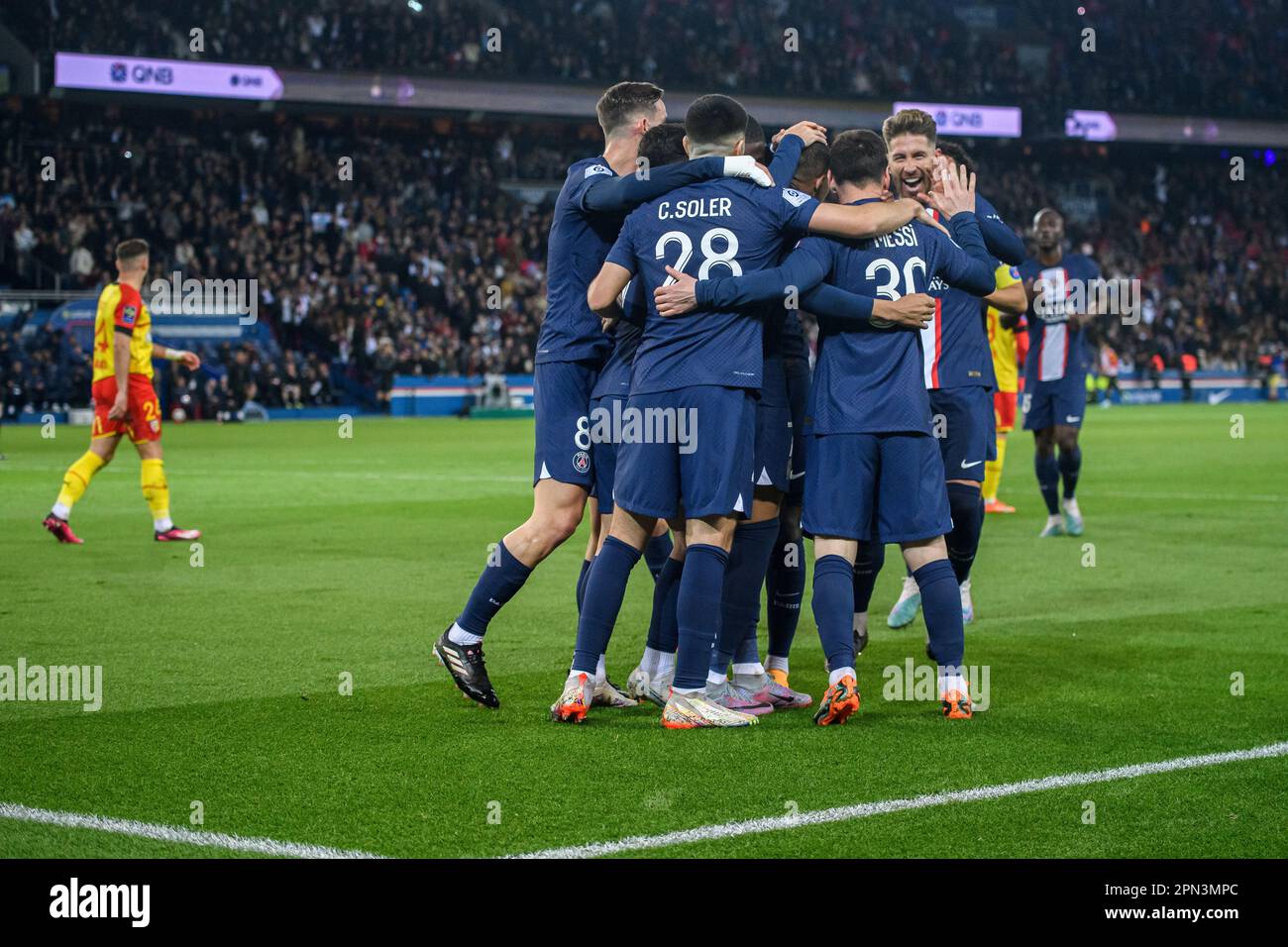 Julien Mattia / Le Pictorium - PSG-LENS im Parc des Princes, 15. April 2023 - 16. April 4/2023 - Frankreich / Ile-de-France (Region) / Paris - Lionel Messi feiert sein Tor beim Uber Eats Ligue 1 Match zwischen PSG- und RC-OBJEKTIV auf dem Par des Princes, 15. April 2023 Stockfoto