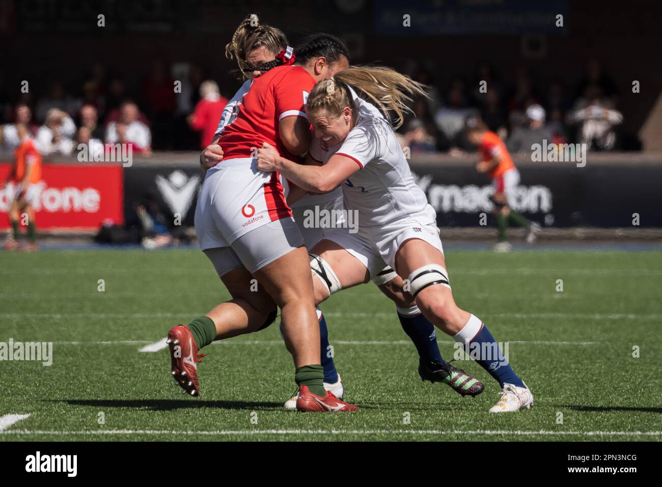 Cardiff, Wales. 15. April 2023 Zoe Aldcroft tritt Sisilia Tuipulotu beim TikTok Women's Six Nations Rugby-Spiel Wales gegen England im Cardiff Park Arms Stadium in Cardiff, Wales, entgegen. Kredit: Sam Hardwick/Alamy Live News. Stockfoto