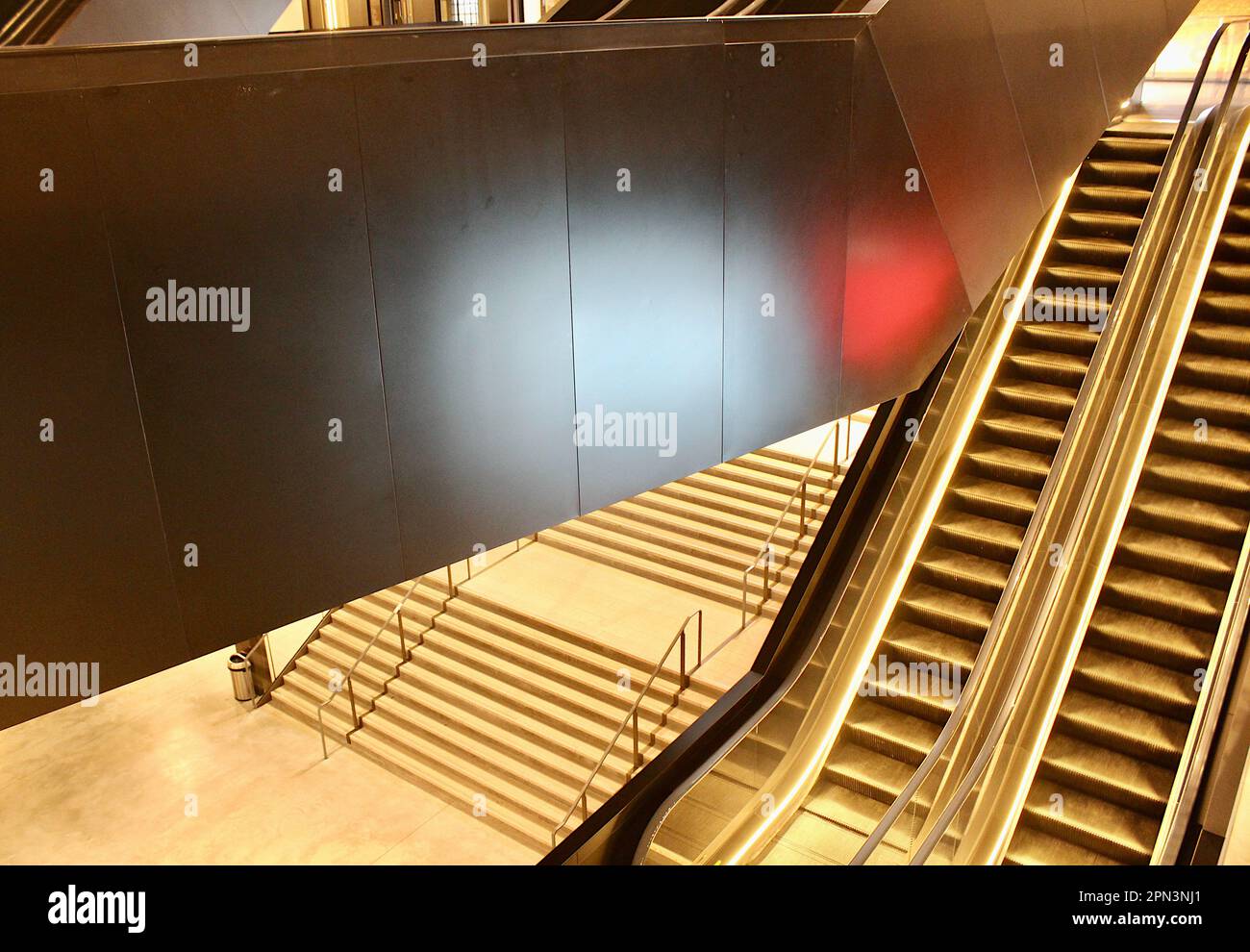 Umbau des Kraftwerks Battersea - Treppen und Rolltreppen - nach oben gehen - nach unten gehen - nirgendwohin gehen - irgendwo hingehen Stockfoto