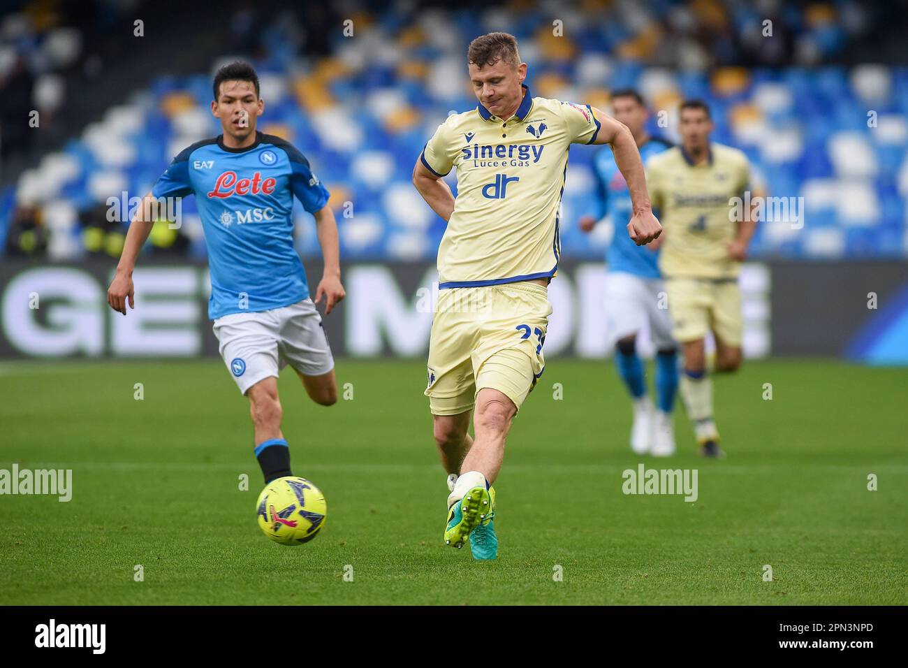 Neapel, Italien. 15. April 2023. Pawel Dawidowicz von Hellas Verona während des Spiels Der Serie A zwischen SSC Napoli und Hellas Verona FC im Stadio Diego Armando Maradona Naples Italien am 15. April 2023. Kredit: Franco Romano/Alamy Live News Stockfoto