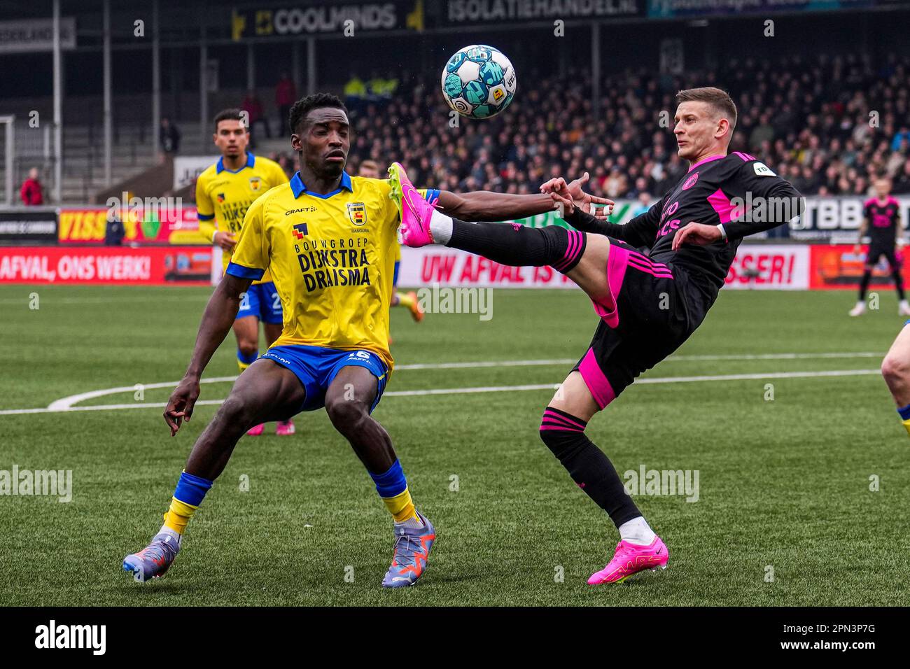 Leeuwarden - Alex Bangura von SC Cambuur, Sebastian Szymanski von ...
