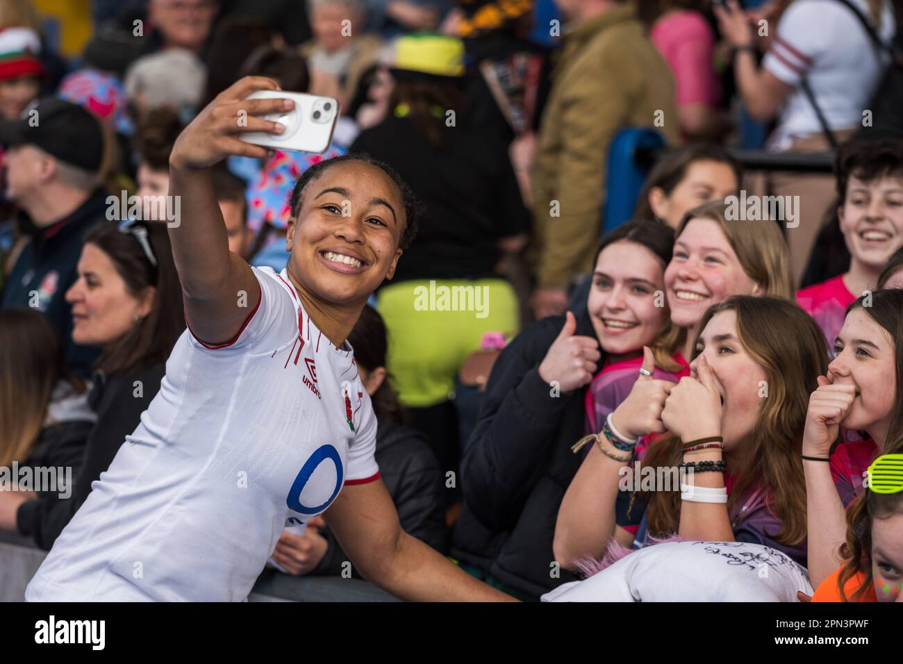 Cardiff, Wales. 15. April 2023 Sadia Kabeya mit Fans nach dem TikTok Women's Six Nations Rugby-Spiel Wales gegen England im Cardiff Park Arms Stadium in Cardiff, Wales. Kredit: Sam Hardwick/Alamy Live News. Stockfoto