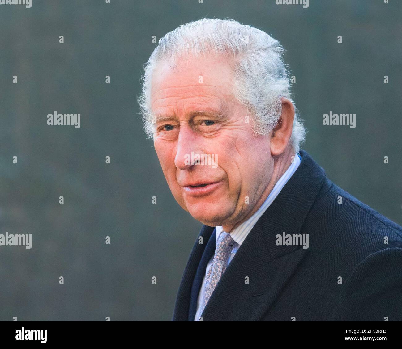 König Karl III., britischer Monarch, Staatsoberhaupt des Vereinigten Königreichs, Porträt Nahaufnahme des Gesichts vor neutralem grauen Hintergrund, London, Großbritannien Stockfoto