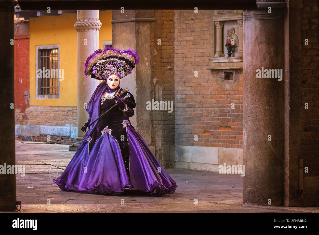 Venedig Karneval, Frau in historischem venezianischen Kostüm, Teilnehmer Posen in Kleid, Hut und Maske, Venedig, Italien Stockfoto