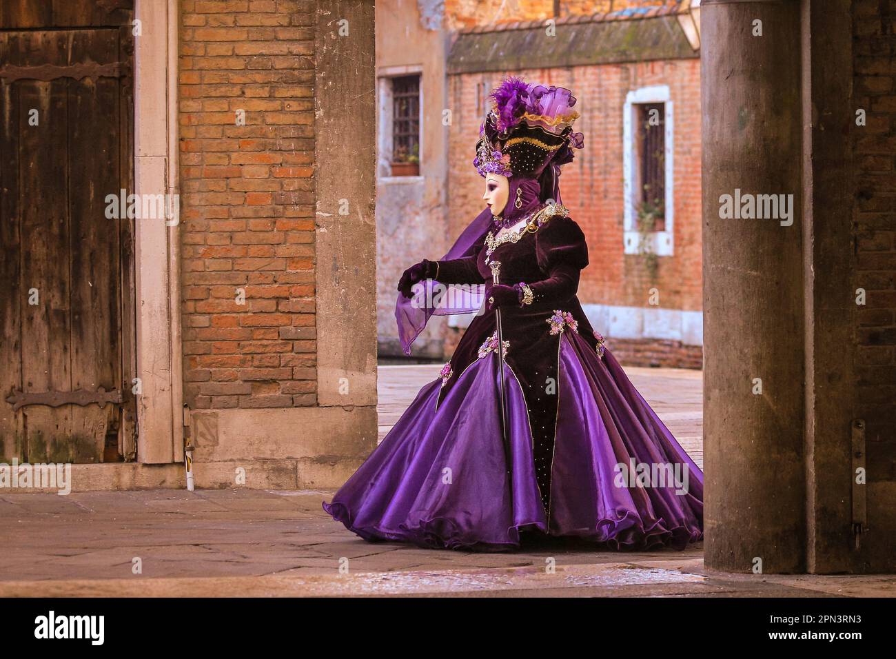 Venedig Karneval, Frau in historischem venezianischen Kostüm, Teilnehmer Posen in Kleid, Hut und Maske, Venedig, Italien Stockfoto