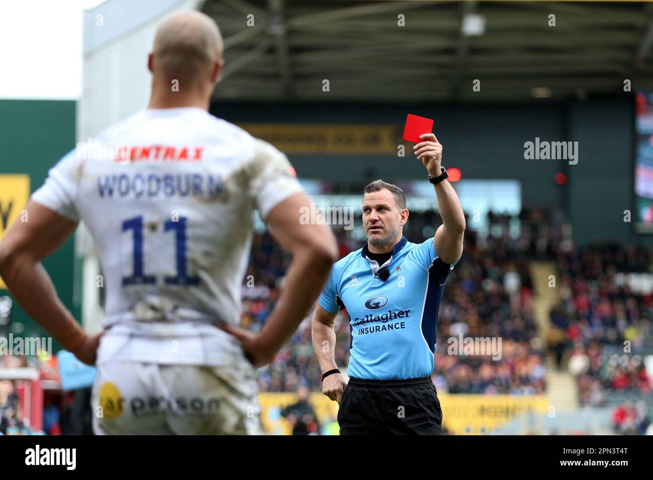 Olly Woodburn von Exeter Chiefs wird nach einem zweiten buchbaren Vergehen während des Spiels der Gallagher Premiership im Mattioli Woods Welford Road Stadium, Leicester, eine rote Karte gezeigt. Foto: Sonntag, 16. April 2023. Stockfoto