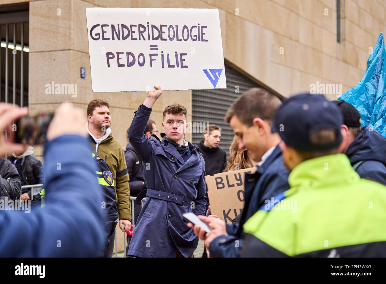 ROTTERDAM - Demonstrationen im Theater LantarenVenster während des Lesens am Nachmittag Drag & Kids. Die Gegner sind der Ansicht, dass Kinder nicht in die Diskussion über Homosexualität und Drag Queens einbezogen werden sollten. ANP PHIL NIJHUIS niederlande raus - belgien raus Stockfoto