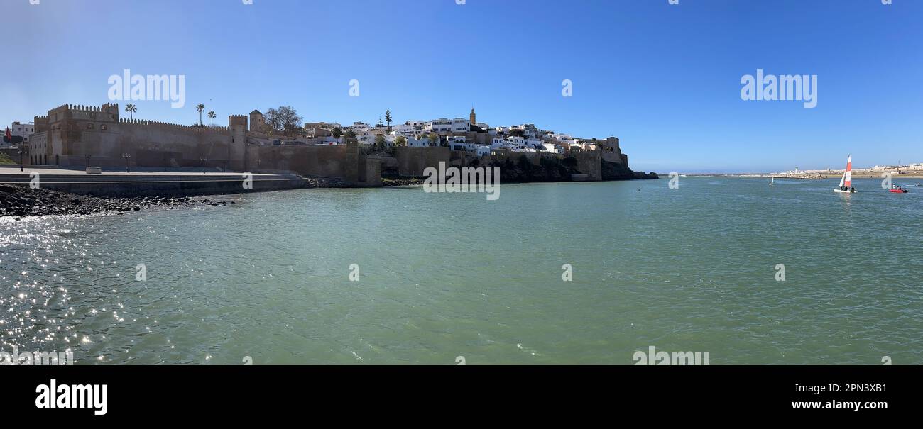 Marokko: Rabat, Skyline der Kasbah der Udayas, Zitadelle, erbaut im 12. Jahrhundert von den Almohads, von der Mündung des Bou Regreg Flusses aus gesehen Stockfoto