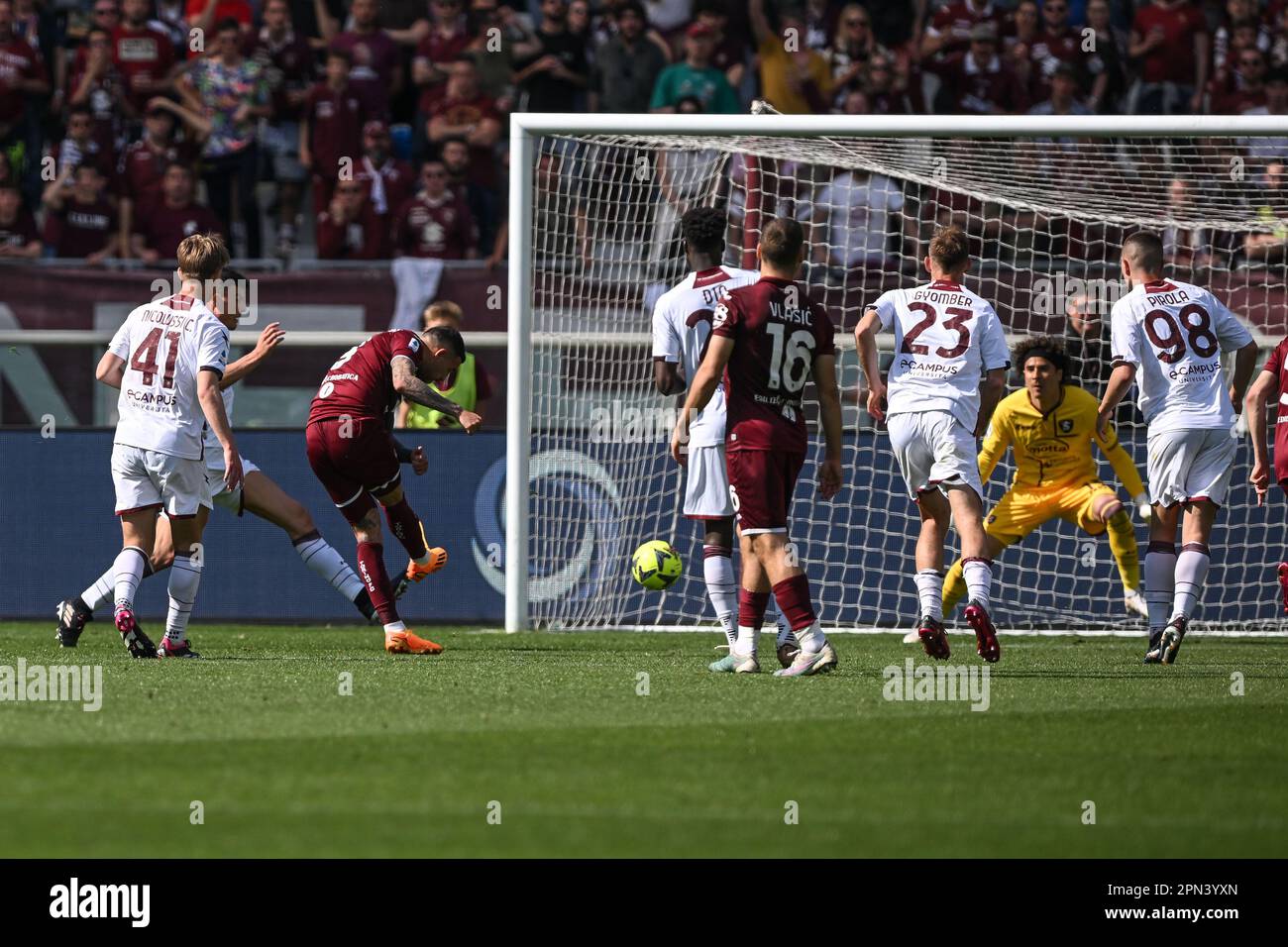 Turin, Italien. 16. April 2023. Olimpic Stadium Grande Torino, 16.04.23 Antonio Sanabria (9 Turin FC) erzielt beim Spiel der Serie A Torino FC gegen US Salernitana im Olimpic Stadium Grande Torino in Turin, Italia Soccer (Cristiano Mazzi/SPP) das Kopplungsziel. Guthaben: SPP Sport Press Photo. Alamy Live News Stockfoto