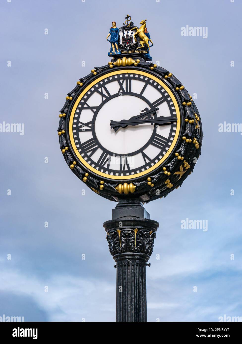 Nahaufnahme der kunstvoll verzierten viktorianischen Uhr an der Elm Row, Leith Walk, Edinburgh, Schottland, Großbritannien Stockfoto